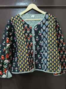 Veste Kantha réversible bohème pour femme, design patchwork matelassé avec rembourrage en coton, manteau d'automne-hiver pour les fêtes - Product Image 5