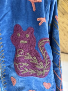 Blouson bomber brodé en coton bleu fait main |   Veste unisexe écologique respirante à motif floral pour l'automne et l'hiver |   Artisan Bohème - Product Image 2