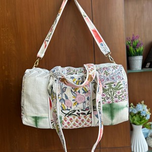 Floral Print Quilted Duffel Bag With Shoulder <b>Strap</b> Large Capacity Travel Weekender Bag Textile Material Zipper Closure - Product Image 1
