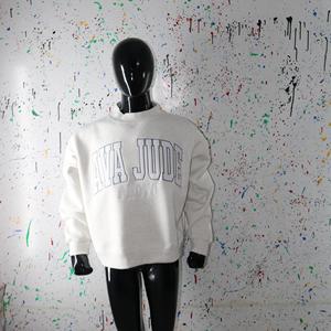 Sweat-shirt à col montant AVA JUDE ASH GREY 100% BLANC avec broderie appliquée, col large, fils fins - Product Image 6