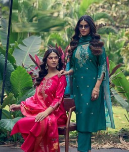 Salwar Kameez de Seda ROMANA Tradicional Premium con Bordado en las Mangas Delanteras Incluido para Fiestas, Bodas y Graduaciones - Product Image 6