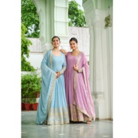 Robe Anarkali ethnique haut de gamme, en tissu doux et ornée de broderies élégantes, idéale pour les célébrations festives et les soirées.