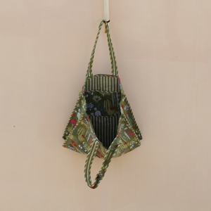 Sac fourre-tout en velours de coton vert fait main, imprimé floral cactus, avec longue anse et fermeture éclair, réutilisable pour les courses, les voyages et l'usage quotidien - Product Image 3