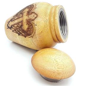 Urne gravée en forme de croix ailée, récipient en bois artisanal, symbole chrétien sculpté, vase commémoratif, souvenir religieux - Product Image 2