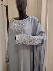 Abaya de qualité supérieure pour femmes avec broderie florale 3D, robe maxi islamique élégante pour le marché de la mode du Moyen-Orient, prix d'exportation - Product Image 1