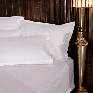 Ensemble de literie blanc élégant avec housses de coussin assorties, style hôtel de luxe, confort pour les espaces de décoration de chambre à coucher modernes - Product Image 2