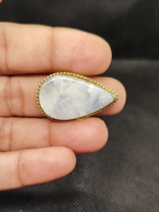 จี้หินมูนสโตนธรรมชาติ 100% แบบมีร่อง คุณภาพสูงสุด หินมูนสโตนแบบมีร่องทองเหลือง ราคาขายส่ง จำนวนมาก จี้หินมูนสโตนแบบมาคราเม่ คริสตัล - Product Image 4