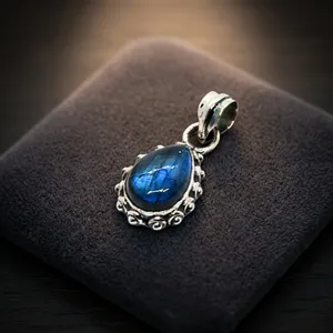 Pendentif en argent sterling Starlit Courage avec labradorite, serti clos, pour âmes courageuses, bijou unisexe à porter au quotidien - Product Image 5