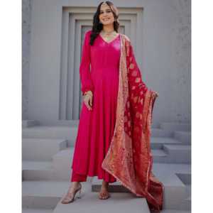 Ensemble de costume pour femme Sarah en satin rose 100% polyester disponible en taille XS - Product Image 4