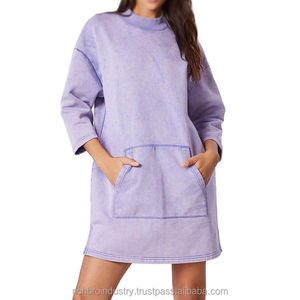 Robe sweat-shirt oversize pour femme en coton 100% violet, style streetwear, avec capuche personnalisée, effet délavé à l'acide et badge à sequins sur le devant - Product Image 4