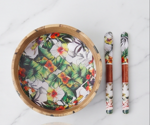 Ensaladera de madera con estampado floral, con tapa y cucharas para servir, de madera de acacia tropical. - Product Image 4