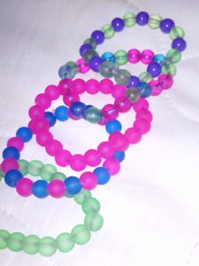 กำไลข้อมือเรซิ่นทำมือ ดีไซน์สีสันสดใส สำหรับทุกเพศ เหมาะสำหรับงานปาร์ตี้ - Product Image 6