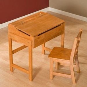 Conjunto de silla y escritorio de madera resistente para niños, para el aprendizaje diario, la práctica de escritura y las tareas de la escuela. - Product Image 4
