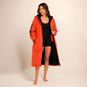 Robe longue imperméable à capuche personnalisée avec doublure polaire à séchage rapide pour le change d'habillement |   Vêtements de sport de surf surdimensionnés pour la natation en hiver - Product Image 1