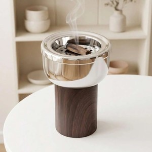Brûleur d'encens en métal poli avec un grand bol rempli de charbons de bois incandescents, sur un support en bois, pour parfumer la maison. - Product Image 4