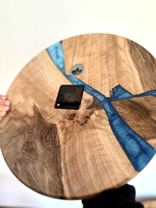 Horloge murale artistique en résine et bois, fabriquée à la main pour un attrait visuel unique et une fonctionnalité précise et fluide pour les intérieurs - Product Image 5