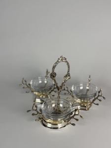 Ensemble de trois coupelles à chocolat en verre de style antique avec support en argent, pièce décorative attrayante pour la table à manger, provenant d'Inde. - Product Image 6