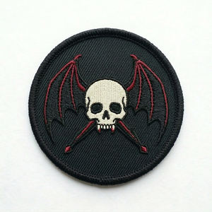 Parche Termoadhesivo Personalizado Gótico Vampiro Cáliz, Insignia Bordada Circular con Diseño de Copa de Oro, Sangre Roja y Alas Ankh para Ropa y Chaquetas - Product Image 4