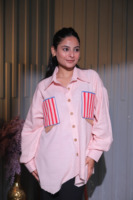 Chemise décontractée rose en popeline de coton pour femme avec poches à appliques rayées, coupe asymétrique ample et manches longues