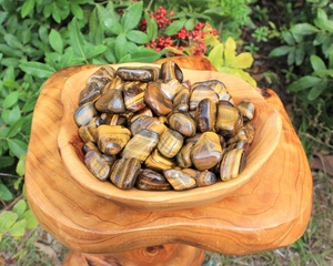 Venta al por mayor de piedras caídas de ojo de tigre dorado 15-30mm cristales curativos a granel para protección, Reiki, manualidades y decoración - Product Image 3