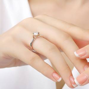 Anillo Solitario de Moissanita de 1 Quilate con Corte Redondo, Plata de Ley 925 Original, Diseño Único y Elegante, Joyería de Regalo para Amigos - Product Image 2