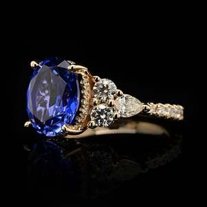 Bague pour femme en argent 925 avec saphir bleu taille ovale et accents de moissanite, style classique de fiançailles, sertissage à griffes - Product Image 2