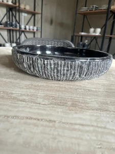 Grand saladier en résine sculptée style Japandi, finition mate, fait main, pour fêtes et décoration intérieure, écologique, compatible lave-vaisselle, prix imbattable - Product Image 4