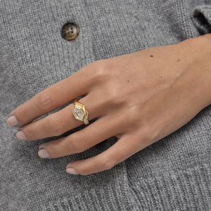 Anillo de Diamantes Hexagonal Ada de 3 CT, Anillo con Bisel de Diamantes Cultivados en Laboratorio, Anillo de Compromiso Moderno con Banda Pavé, Anillo de Oro Geométrico Único - Product Image 3