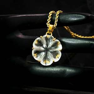 Pendentif Fleur en Cristal de Quartz Naturel, Collier en Pierre Précieuse Sculptée pour Femme, Cadeau d'Anniversaire, Bijoux Tendance, Vente en Gros - Product Image 1