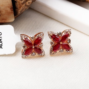 Boucles d'oreilles clous fleur en or jaune massif 14 carats avec rubis marquise naturel et accent de diamant, collection Memoria Jewels, vente en gros - Product Image 1