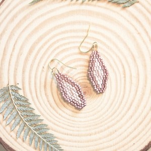 Pendientes colgantes artesanales de cuentas de semillas rosa rubor, joyería minimalista bohemia, elegantes, ligeros, regalo de moda para mujer - Product Image 1