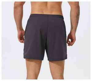 Pantalones cortos de gimnasio para hombre con soporte de movimiento flexible y un estilo deportivo elegante para rutinas activas. - Product Image 2