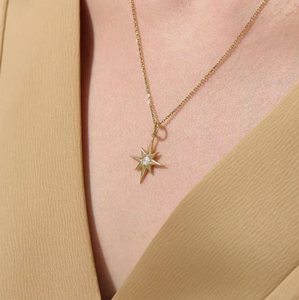 Collier pendentif raffiné 0,04 ct en or jaune 14 carats avec diamant de laboratoire E VVS, motif étoile du Nord céleste - Product Image 5