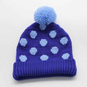 หมวกบีนนี่ปอมปอมปักโลโก้คุณภาพสูงแบบกำหนดเอง สำหรับทุกเพศทุกวัย บุด้วยผ้าฟลีซ ระบายอากาศได้ดี กันน้ำ ผลิตจากอะคริลิก 100% ให้ความอบอุ่นในฤดูหนาว - Product Image 6