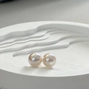 Boucles d'oreilles Zhuji en grosses perles blanches Aurora, perles rondes Edison de 9-10 mm avec or 18 carats et argent 925 disponibles - Product Image 4