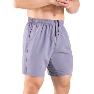 Pantalones cortos de gimnasio para hombre con soporte de movimiento flexible y un estilo deportivo elegante para rutinas activas. - Product Image 3