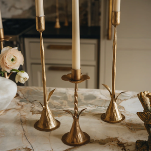 Très élégant trio de chandeliers en bronze forgé à la main, aux tiges texturées et organiques, avec des bases évasées, de hauteur graduée. - Product Image 5