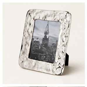 Cadre photo en aluminium martelé poli miroir, très tendance, luxe, texture argentée, pour décoration de table à la maison - Product Image 1