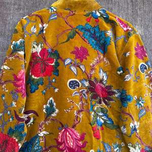 Veste matelassée en velours à motifs floraux moutarde, manteau bohème fait main - Product Image 4