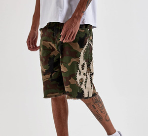 Shorts Bermuda Camouflage Homme avec Rivets Décoratifs, Taille Mi-Haute, en Coton Tissé Décontracté, Patch Flamme, Strass et Fermeture Élastique - Product Image 2
