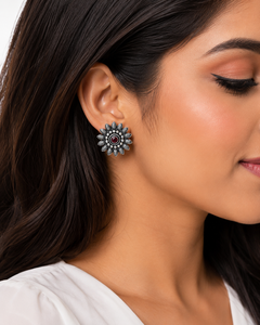 Boucles d'oreilles clous en argent oxydé avec serti bouclier ethnique et cristal rubis, cadeau pour femme, fournisseur en gros du Rajasthan, avec garantie commerciale - Product Image 4