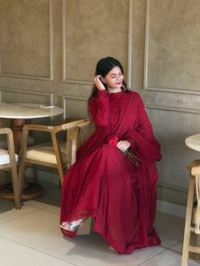 Traje de Gala Estilo India-Pakistán con Bordado, Seda Romana Pura, Vestido y Pantalón con Bordado Intenso, Dupatta con Bordado - Product Image 1