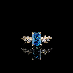 Bague de fiançailles pour femme en or 14 carats avec diamant bleu créé en laboratoire taille émeraude et pierres latérales en grappe florale - Product Image 1