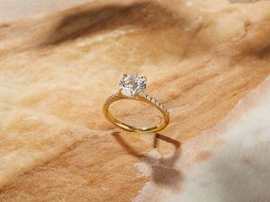 Bague de fiançailles solitaire classique ronde, avec bande latérale sertie de diamants pavés, sertissage à 4 griffes, bijoux de mariée plaqués or de haute qualité - Product Image 4