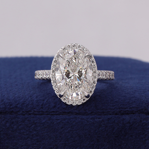 Anillo de compromiso con halo de diamante ovalado cultivado en laboratorio de 4.0 quilates E-F VVS2-VS1, con talle alta y vástago cónico tipo catedral - Product Image 1