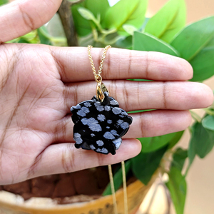 Collier sculpté floral en obsidienne flocon de neige naturelle avec accent émeraude CZ, chaîne plaquée or, bijoux pour femmes, collier statement - Product Image 6