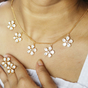 Conjunto de collar y aretes de cuarzo blanco con baño de oro de 18k para mujer - Joyería hecha a mano con latón chapado en oro - Product Image 1