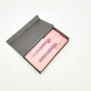 Pince à cils en acier inoxydable de qualité supérieure, personnalisée, de couleur violette, en forme de L, à 90 degrés, avec poignée diamantée, pour cils volumineux - Product Image 6