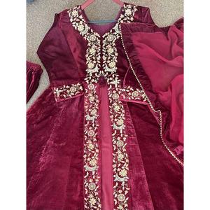 VESTIDO DE TRABAJO DE SECUENCIA BORDADA DE TERCIOPELO ATRACTIVO CON DUPATTA GRANATE - Product Image 4