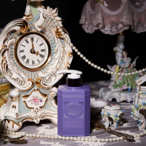 Gel Douche Parfumé Teabless à la Sauge, Ambre et Thé Violet, Formule Moussante Rafraîchissante et Hydratante 500g - Product Image 6